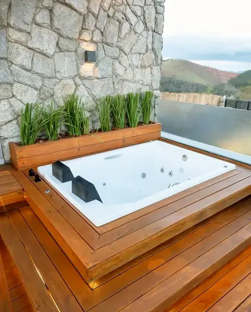 Banheira de hidromassagem no deck, com a serra ao fundo